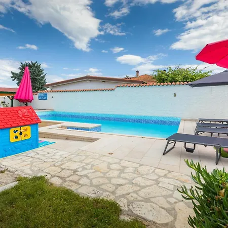 Apartament Amazing In With Kitchen Valbandon